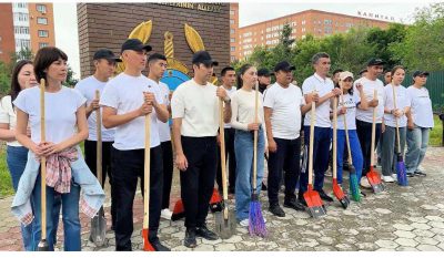Внедорожник с двумя людьми застрял в степи Акмолинской области