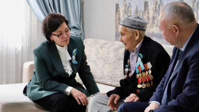 Министр труда Светлана Жакупова поздравила 102-летнего ветерана с 80-летием Победы
