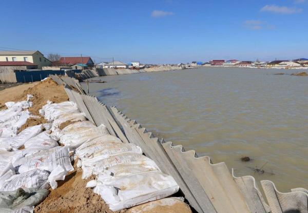 В семи областях Казахстана ограничили движение на трассах из-за паводков