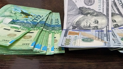 Депозиты в инвалюте за год упали на 18%, в тенге – резко выросли