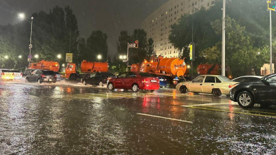 В Семее за сутки выпала месячная норма осадков, в городе потоп