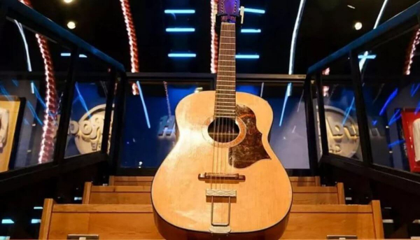 Гитару Джона Леннона продали почти за три миллиона долларов